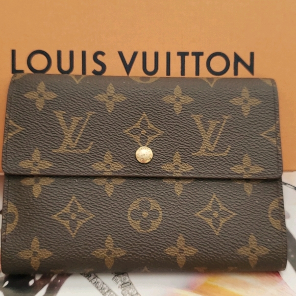 Louis Vuitton Midsize Wallet - Picture 3 of 17
